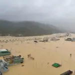 Người đây, kẻ đó đau xé lòng giữa trận mưa lũ lịch sử