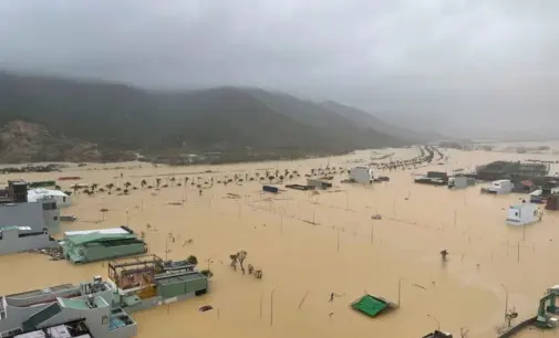 Người đây, kẻ đó đau xé lòng giữa trận mưa lũ lịch sử