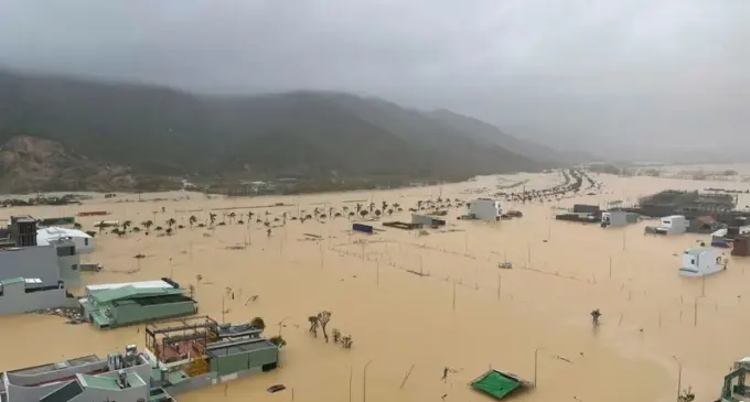 Người đây, kẻ đó đau xé lòng giữa trận mưa lũ lịch sử