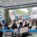 Khách hàng tại các địa phương lũ lụt ở miền Trung – Tây Nguyên được nhà mạng VinaPhone hỗ trợ duy trì thông tin liên lạc