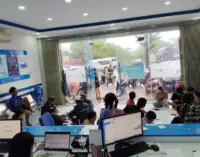 Khách hàng tại các địa phương lũ lụt ở miền Trung – Tây Nguyên được nhà mạng VinaPhone hỗ trợ duy trì thông tin liên lạc