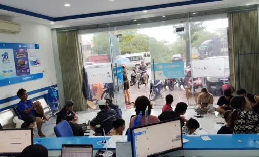 Khách hàng tại các địa phương lũ lụt ở miền Trung – Tây Nguyên được nhà mạng VinaPhone hỗ trợ duy trì thông tin liên lạc