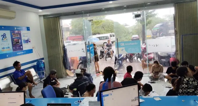 Khách hàng tại các địa phương lũ lụt ở miền Trung – Tây Nguyên được nhà mạng VinaPhone hỗ trợ duy trì thông tin liên lạc