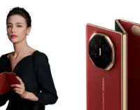 Hai chiếc smartphone gập ba Samsung Galaxy Z TriFold và HUAWEI Mate XTs trên thị trường