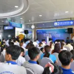 Người dân trải nghiệm và thực hiện thủ tục hành chính công số ngay tại ga Metro Thủ Đức trong Ngày hội Thu Duc Digital Day 2025