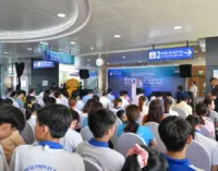 Người dân trải nghiệm và thực hiện thủ tục hành chính công số ngay tại ga Metro Thủ Đức trong Ngày hội Thu Duc Digital Day 2025