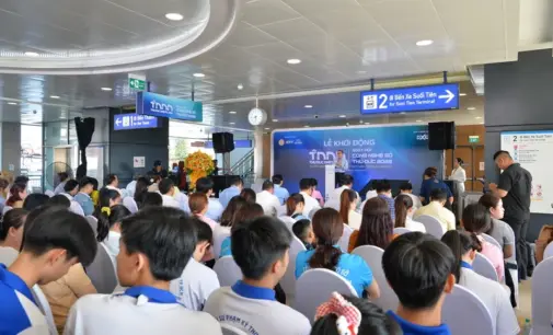 Người dân trải nghiệm và thực hiện thủ tục hành chính công số ngay tại ga Metro Thủ Đức trong Ngày hội Thu Duc Digital Day 2025