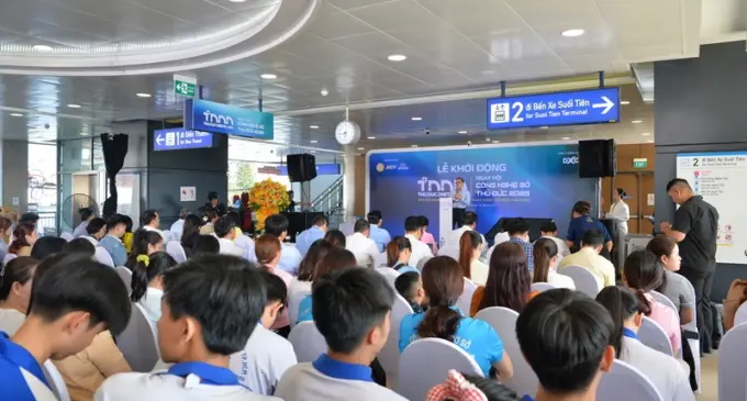 Người dân trải nghiệm và thực hiện thủ tục hành chính công số ngay tại ga Metro Thủ Đức trong Ngày hội Thu Duc Digital Day 2025