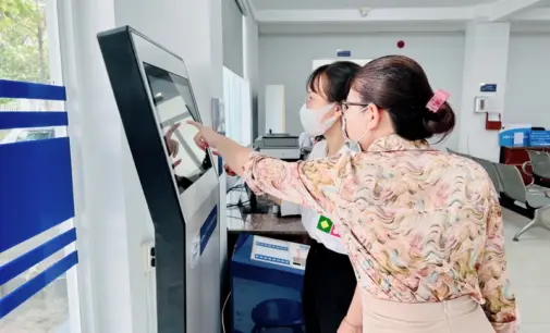 Vẫn còn đó nỗi ám ảnh điền hồ sơ giấy