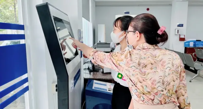 Vẫn còn đó nỗi ám ảnh điền hồ sơ giấy