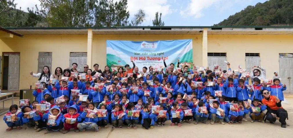 FPT Shop tặng quà Tết công nghệ cho học sinh vùng biên Sơn La