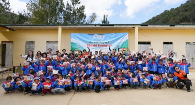 FPT Shop tặng quà Tết công nghệ cho học sinh vùng biên Sơn La