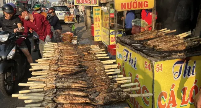 Cá lóc nướng trui cúng Vía Thần Tài