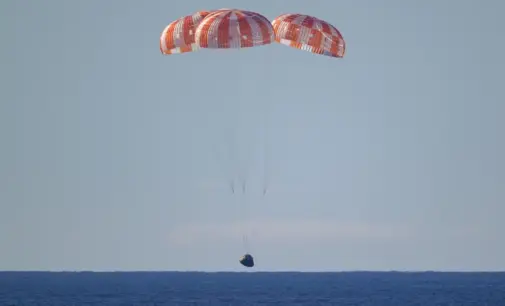 Phi vụ Artemis II bay ngang Mặt trăng trở về Trái đất an toàn