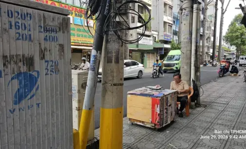 Từ “sạp báo” tới “bàn báo”
