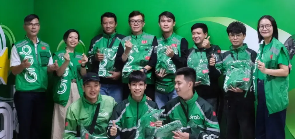 Grab trao tặng hơn 35.000 đồng phục mới cho các đối tác tài xế xe 2 bánh ở Việt Nam