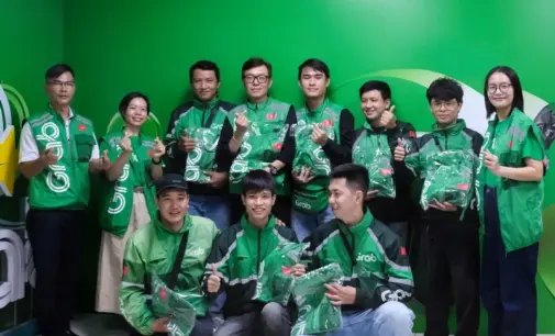 Grab trao tặng hơn 35.000 đồng phục mới cho các đối tác tài xế xe 2 bánh ở Việt Nam