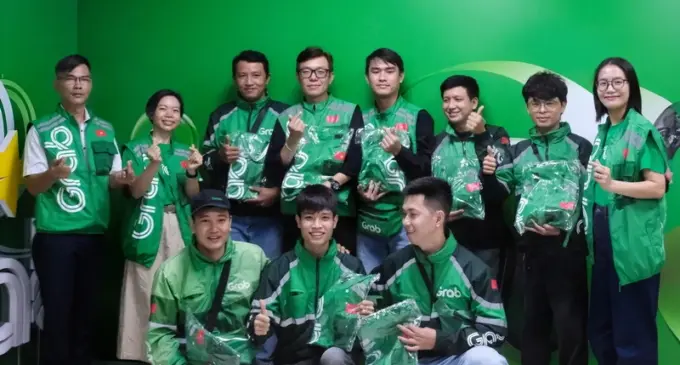 Grab trao tặng hơn 35.000 đồng phục mới cho các đối tác tài xế xe 2 bánh ở Việt Nam