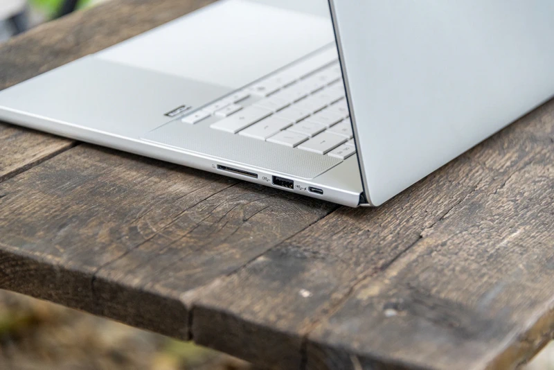 Các cổng trên ASUS ProArt P16