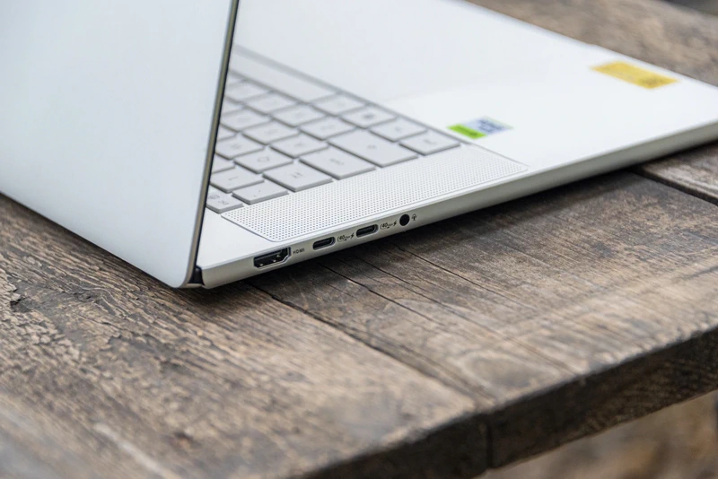 Các cổng trên ASUS ProArt P16